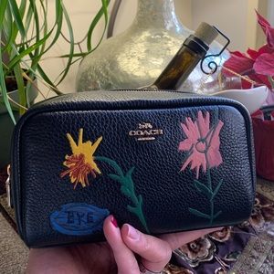 Authentic COACH Pebbled leather Floral appliqués L.Edition zip Cosmetic /wallet